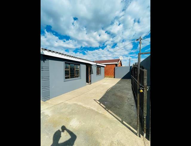 2 BEDROOM HOUSE FOR SALE IN KWAMASHU